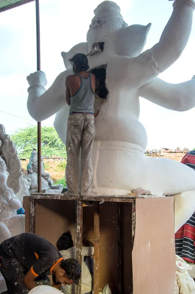 Amravati, Maharashtra - 2018 년 9 월 8 일: 화가 가 조각상을 만들고 가 네 샤 축제를 위한 화가의 작업장에서 힌두교 신가 네 샤의 우상에 마무리 작업을 하다. — 스톡 사진