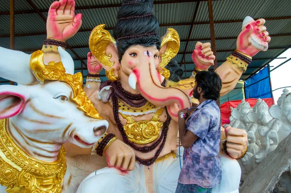 AMRAVATI, MAHARASHTRA - 8 DE SEPTIEMBRE DE 2018: Artista haciendo una estatua y dando toques finales a un ídolo del dios hindú Lord Ganesha en un taller de artista para el festival Ganesha . — Foto de Stock