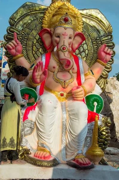 AMRAVATI, MAHARASHTRA - 8 SEPTEMBRE 2018 : Artiste sculptant et finissant une idole du dieu hindou Lord Ganesha lors d'un atelier d'artiste pour le festival Ganesha . — Photo