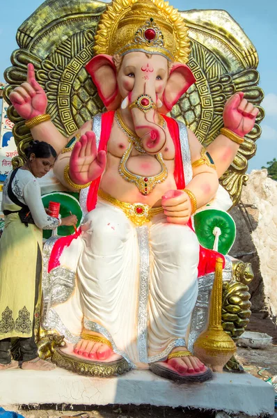 AMRAVATI, MAHARASHTRA - 8 DE SEPTIEMBRE DE 2018: Artista haciendo una estatua y dando toques finales a un ídolo del dios hindú Lord Ganesha en un taller de artista para el festival Ganesha . —  Fotos de Stock
