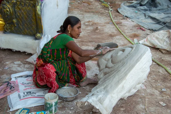 Amravati, Maharashtra - 8 Eylül 2018: Sanatçı bir heykel yapıyor ve Ganesha festivali için bir sanatçı atölyesinde Hindu tanrısı Lord Ganesha 'nın bir putuna son rötuşlarını yapıyor.