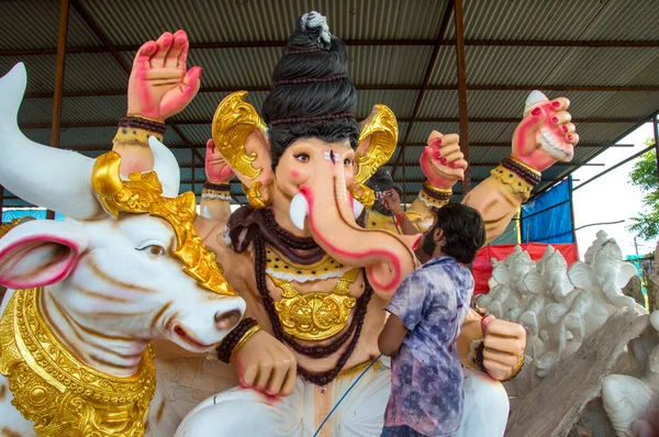 Amravati, Maharashtra - 8 Eylül 2018: Sanatçı bir heykel yapıyor ve Ganesha festivali için bir sanatçı atölyesinde Hindu tanrısı Lord Ganesha 'nın bir putuna son rötuşlarını yapıyor.