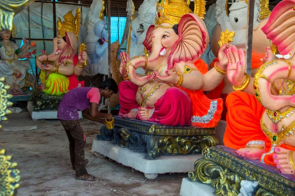 AMRAVATI, MAHARASHTRA - 8 DE SEPTIEMBRE DE 2018: Artista haciendo una estatua y dando toques finales a un ídolo del dios hindú Lord Ganesha en un taller de artista para el festival Ganesha . — Foto de Stock