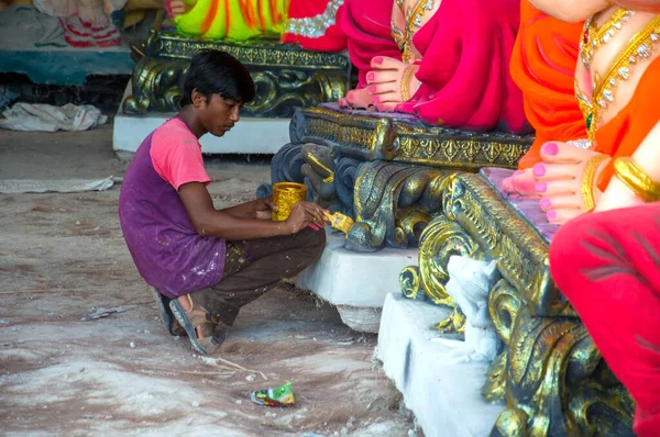 AMRAVATI, MAHARASHTRA - 8 DE SEPTIEMBRE DE 2018: Artista haciendo una estatua y dando toques finales a un ídolo del dios hindú Lord Ganesha en un taller de artista para el festival Ganesha . —  Fotos de Stock