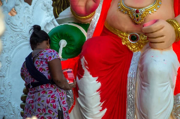 Amravati, Maharashtra - 8 Eylül 2018: Sanatçı bir heykel yapıyor ve Ganesha festivali için bir sanatçı atölyesinde Hindu tanrısı Lord Ganesha 'nın bir putuna son rötuşlarını yapıyor. — Stok fotoğraf