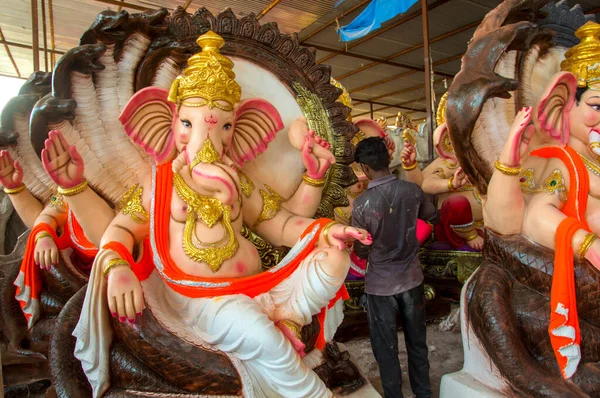 Amravati, Maharashtra - 8 Eylül 2018: Sanatçı bir heykel yapıyor ve Ganesha festivali için bir sanatçı atölyesinde Hindu tanrısı Lord Ganesha 'nın bir putuna son rötuşlarını yapıyor.
