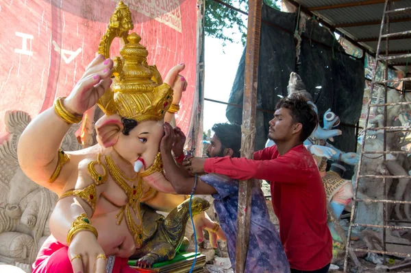 Amravati, Maharashtra - 8 Eylül 2018: Sanatçı bir heykel yapıyor ve Ganesha festivali için bir sanatçı atölyesinde Hindu tanrısı Lord Ganesha 'nın bir putuna son rötuşlarını yapıyor. — Stok fotoğraf