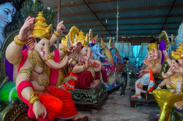 AMRAVATI, MAHARASHTRA - 8 DE SEPTIEMBRE DE 2018: Artista haciendo una estatua y dando toques finales a un ídolo del dios hindú Lord Ganesha en un taller de artista para el festival Ganesha . — Foto de Stock