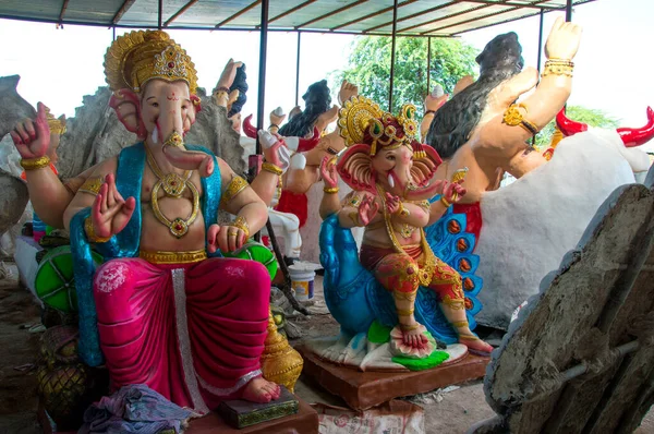 Amravati, Maharashtra - 8 Σεπτεμβρίου 2018: Καλλιτέχνης κάνει ένα άγαλμα και δίνει τελευταίες πινελιές σε ένα είδωλο του Ινδουιστή θεού Lord Ganesha σε εργαστήριο ενός καλλιτέχνη για Ganesha φεστιβάλ. — Φωτογραφία Αρχείου