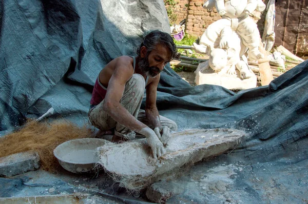 Amravati, Maharashtra - 8 Eylül 2018: Sanatçı bir heykel yapıyor ve Ganesha festivali için bir sanatçı atölyesinde Hindu tanrısı Lord Ganesha 'nın bir putuna son rötuşlarını yapıyor.