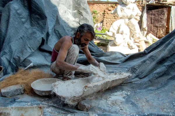 Amravati, Maharashtra - 8 Eylül 2018: Sanatçı bir heykel yapıyor ve Ganesha festivali için bir sanatçı atölyesinde Hindu tanrısı Lord Ganesha 'nın bir putuna son rötuşlarını yapıyor.