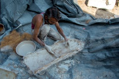 Amravati, Maharashtra - 8 Eylül 2018: Sanatçı bir heykel yapıyor ve Ganesha festivali için bir sanatçı atölyesinde Hindu tanrısı Lord Ganesha 'nın bir putuna son rötuşlarını yapıyor.