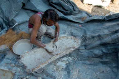 Amravati, Maharashtra - 8 Eylül 2018: Sanatçı bir heykel yapıyor ve Ganesha festivali için bir sanatçı atölyesinde Hindu tanrısı Lord Ganesha 'nın bir putuna son rötuşlarını yapıyor.