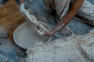 Amravati, Maharashtra - 8 Eylül 2018: Sanatçı bir heykel yapıyor ve Ganesha festivali için bir sanatçı atölyesinde Hindu tanrısı Lord Ganesha 'nın bir putuna son rötuşlarını yapıyor.