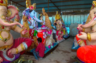 Amravati, Maharashtra - 8 Eylül 2018: Sanatçı bir heykel yapıyor ve Ganesha festivali için bir sanatçı atölyesinde Hindu tanrısı Lord Ganesha 'nın bir putuna son rötuşlarını yapıyor.