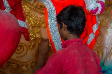 Amravati, Maharashtra - 8 Eylül 2018: Sanatçı bir heykel yapıyor ve Ganesha festivali için bir sanatçı atölyesinde Hindu tanrısı Lord Ganesha 'nın bir putuna son rötuşlarını yapıyor.