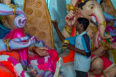 Amravati, Maharashtra - 8 Eylül 2018: Sanatçı bir heykel yapıyor ve Ganesha festivali için bir sanatçı atölyesinde Hindu tanrısı Lord Ganesha 'nın bir putuna son rötuşlarını yapıyor.