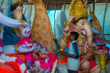 Amravati, Maharashtra - 8 Eylül 2018: Sanatçı bir heykel yapıyor ve Ganesha festivali için bir sanatçı atölyesinde Hindu tanrısı Lord Ganesha 'nın bir putuna son rötuşlarını yapıyor.