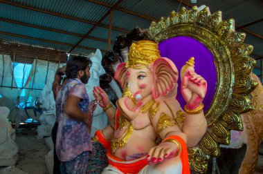 Amravati, Maharashtra - 8 Eylül 2018: Sanatçı bir heykel yapıyor ve Ganesha festivali için bir sanatçı atölyesinde Hindu tanrısı Lord Ganesha 'nın bir putuna son rötuşlarını yapıyor.
