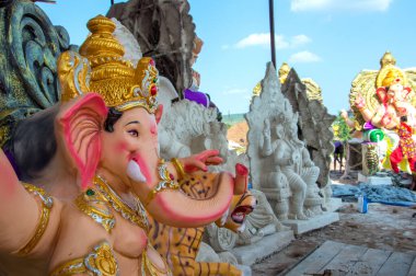 Amravati, Maharashtra - 8 Eylül 2018: Sanatçı bir heykel yapıyor ve Ganesha festivali için bir sanatçı atölyesinde Hindu tanrısı Lord Ganesha 'nın bir putuna son rötuşlarını yapıyor.
