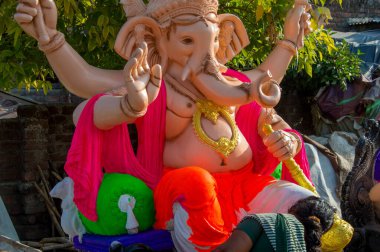 Amravati, Maharashtra - 8 Eylül 2018: Sanatçı bir heykel yapıyor ve Ganesha festivali için bir sanatçı atölyesinde Hindu tanrısı Lord Ganesha 'nın bir putuna son rötuşlarını yapıyor.