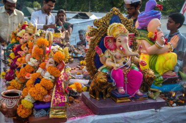 Amravati, Maharashtra, Hindistan - 23 Eylül 2018: Tanımlanamayan inançlı insanlar Ganesh festivali sırasında suya batmadan önce Hindu Tanrısı Ganesha 'ya dua ettiler. Ganesh Chaturthi bir annua.