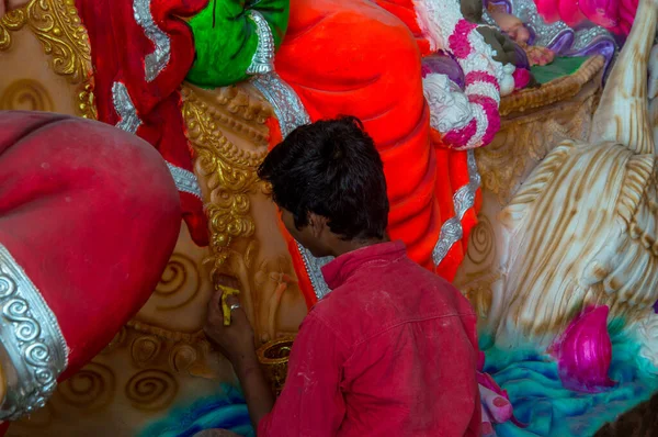 AMRAVATI, MAHARASHTRA - SETEMBRO 8, 2018: Artista fazendo uma estátua e dando toques finais em um ídolo do deus hindu Lord Ganesha em uma oficina de artista para o festival de Ganesha . — Fotografia de Stock