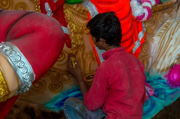 AMRAVATI, MAHARASHTRA - SEPTEMBER 8, 2018: Seniman membuat patung dan memberikan sentuhan akhir pada patung dewa Hindu Lord Ganesha di lokakarya seniman untuk festival Ganesa . — Stok Foto