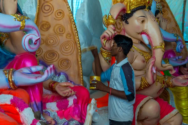 Amravati, Maharashtra - 8 Eylül 2018: Sanatçı bir heykel yapıyor ve Ganesha festivali için bir sanatçı atölyesinde Hindu tanrısı Lord Ganesha 'nın bir putuna son rötuşlarını yapıyor.
