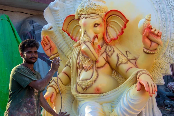 AMRAVATI, MAHARASHTRA - 8 SETTEMBRE 2018: Artista che fa una statua e dà un tocco finale a un idolo del dio indù Lord Ganesha in un laboratorio d'artista per il festival Ganesha . — Foto Stock