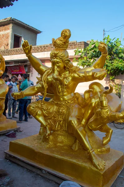 AMRAVATI, MAHARASHTRA - 8 DE SEPTIEMBRE DE 2018: Artista haciendo una estatua y dando toques finales a un ídolo del dios hindú Lord Ganesha en un taller de artista para el festival Ganesha . — Foto de Stock