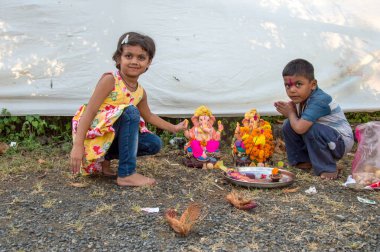 Amravati, Maharashtra, Hindistan - 23 Eylül 2018: Tanımlanamayan inançlı insanlar Ganesh festivali sırasında suya batmadan önce Hindu Tanrısı Ganesha 'ya dua ettiler. Ganesh Chaturthi bir annua.
