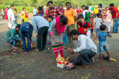Amravati, Maharashtra, Hindistan - 23 Eylül 2018: Tanımlanamayan inançlı insanlar Ganesh festivali sırasında suya batmadan önce Hindu Tanrısı Ganesha 'ya dua ettiler. Ganesh Chaturthi bir annua.