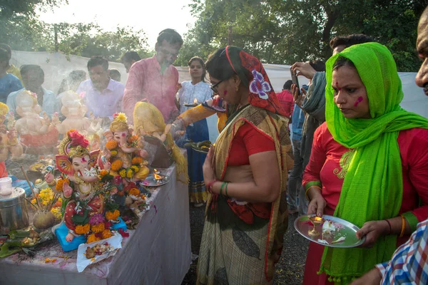 อมราทัว, มาฮาราสเทีย, อินเดีย 23 กันยายน ค.ศ. 2018 ผู้คนซื่อสัตย์ที่ไม่ระบุตัวตนได้อธิษฐานต่อพระเจ้าฮินดู กาเนชา ก่อนที่จะแช่อยู่ใกล้กับร่างกายน้ําในช่วงเทศกาลกาเนช กาเนช คาตูทิ เป็นอังการา — ภาพถ่ายสต็อก
