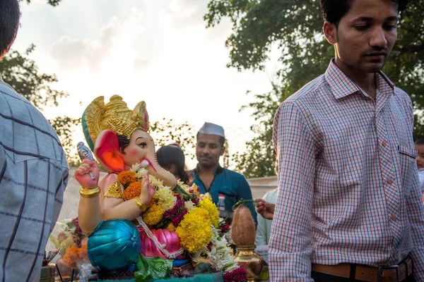 AMRAVATI, MAHARASHTRA, INDIA - 23 SEPTEMBER 2018: Unidentified faithful people perform pray of Hindu God Ganesha before immersion near water bodies during Ganesh festival. Ganesh Chaturthi is an annua — Stock Photo, Image