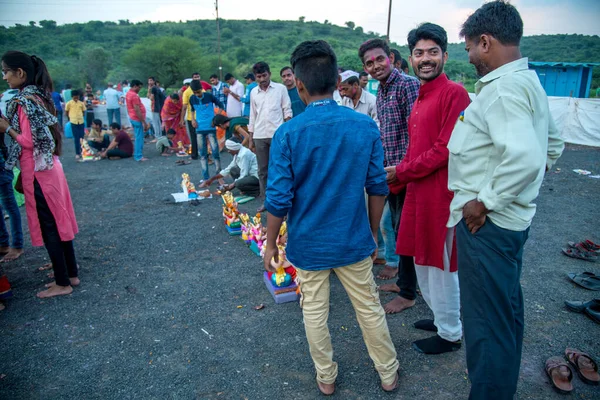 Amravati, Maharashtra, Hindistan - 23 Eylül 2018: Tanımlanamayan inançlı insanlar Ganesh festivali sırasında suya batmadan önce Hindu Tanrısı Ganesha 'ya dua ettiler. Ganesh Chaturthi bir annua. — Stok fotoğraf