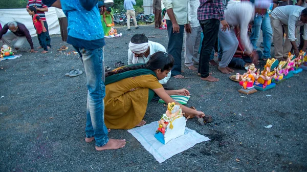 Amravati, Maháráštra, Indie - 23. září 2018: Neidentifikovaní věrní lidé se modlí za hinduistického boha Ganéši před ponořením do vody během Ganéšského festivalu. Ganesh Chaturthi je annua — Stock fotografie