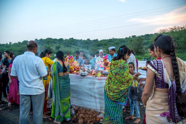 AMRAVATI, MAHARASHTRA, INDIA - 23 SEPTEMBER 2018: Unidentified faithful people perform pray of Hindu God Ganesha before immersion near water bodies during Ganesh festival. Ganesh Chaturthi is an annua — ストック写真
