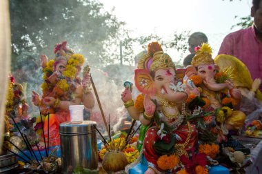 Amravati, Maharashtra, Hindistan - 23 Eylül 2018: Tanımlanamayan inançlı insanlar Ganesh festivali sırasında suya batmadan önce Hindu Tanrısı Ganesha 'ya dua ettiler. Ganesh Chaturthi bir annua.