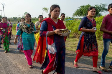 Amravati, Maharashtra, Hindistan - 23 Eylül 2018: Ganesh festivali sırasında Hindu Tanrısı Ganesha 'yı suya batırılmadan önce taşıyan tanımlanamayan inançlı insanlar. Yıllık festival.