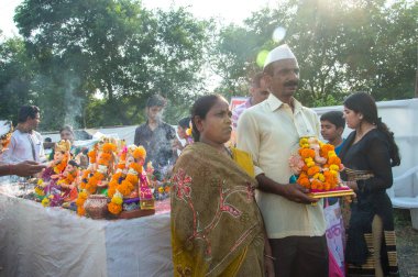Amravati, Maharashtra, Hindistan - 23 Eylül 2018: Ganesh festivali sırasında Hindu Tanrısı Ganesha 'yı suya batırılmadan önce taşıyan tanımlanamayan inançlı insanlar. Yıllık festival.