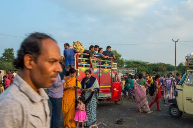 Amravati, Maharashtra, Hindistan - 23 Eylül 2018: Ganesh festivali sırasında Hindu Tanrısı Ganesha 'yı suya batırılmadan önce taşıyan tanımlanamayan inançlı insanlar. Yıllık festival.