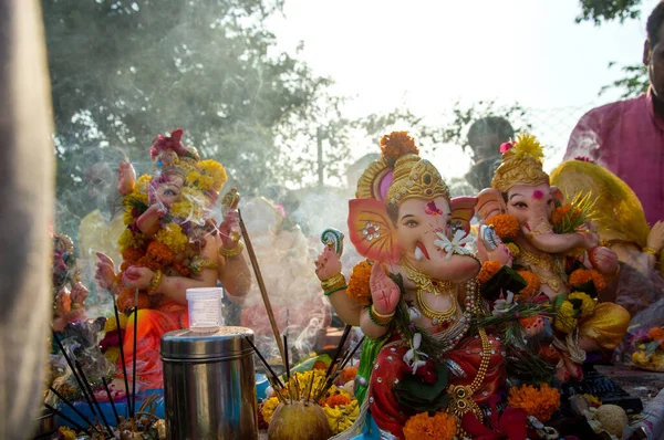 Amravati, Maharashtra, India - 23 September 2018: Άγνωστοι πιστοί άνθρωποι προσεύχονται για τον Ινδουιστικό Θεό Ganesha πριν βυθιστούν κοντά σε υδάτινα σώματα κατά τη διάρκεια του φεστιβάλ Ganesh. Ganesh Chaturthi είναι ένα annua — Φωτογραφία Αρχείου