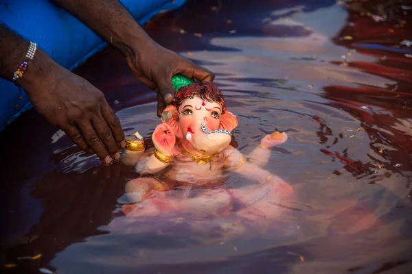 Amravati, Maháráštra, Indie - 23. září 2018: Neidentifikovaní oddaní ponořující idol hinduistického boha Ganeši do vod umělého rybníka v poslední den festivalu Ganesha Chaturthi. — Stock fotografie