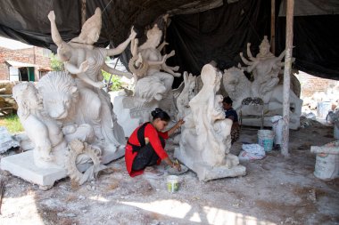 Amravati, Maharashtra, Hindistan - 1 Ekim 2018: Tanınmayan bir sanatçı Tanrıça Durga heykelleri üzerinde son rötuşları yapıyor ve yapıyor. Bu putlar Hindu Dasara & Navratri festivali için yapılmıştır.