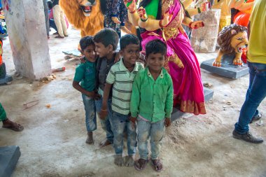 Amravati, Maharashtra, Hindistan - 1 Ekim 2018: Tanınmayan bir sanatçı Tanrıça Durga heykelleri üzerinde son rötuşları yapıyor ve yapıyor. Bu putlar Hindu Dasara & Navratri festivali için yapılmıştır.