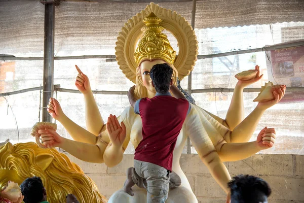 AMRAVATI, MAHARASHTRA, INDE - 1er OCTOBRE 2018 : Artiste non identifié réalisant et finissant des sculptures de la déesse Durga. Les idoles sont faites pour le festival hindou de Dasara & Navratri — Photo