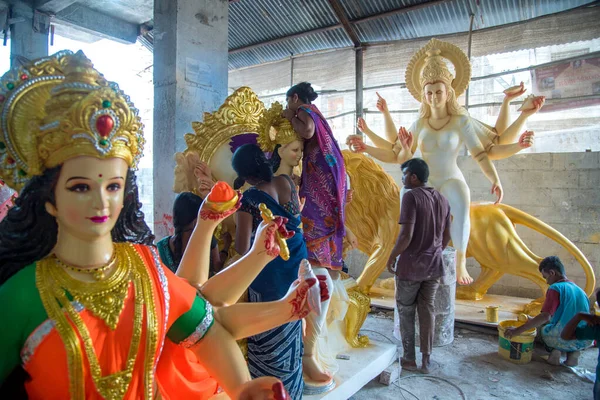 AMRAVATI, MAHARASHTRA, INDIA - 1 DE OCTUBRE DE 2018: Un artista no identificado que hace y da toques finales a las esculturas de la diosa Durga. Los ídolos están hechos para el festival hindú de Dasara & Navratri — Foto de Stock