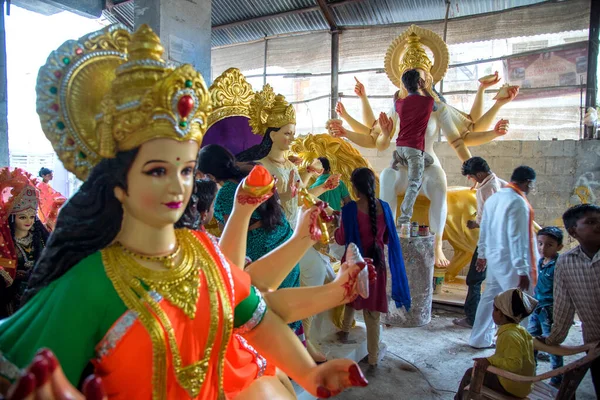 AMRAVATI, MAHARASHTRA, INDIA - 1 OTTOBRE 2018: Un artista non identificato che fa e dà un tocco finale alle sculture della dea Durga. Gli idoli sono realizzati per la festa indù di Dasara & Navratri — Foto Stock