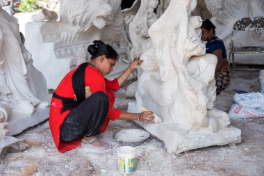 Amravati, Maharashtra, Hindistan - 1 Ekim 2018: Tanınmayan bir sanatçı Tanrıça Durga heykelleri üzerinde son rötuşları yapıyor ve yapıyor. Bu putlar Hindu Dasara & Navratri festivali için yapılmıştır.